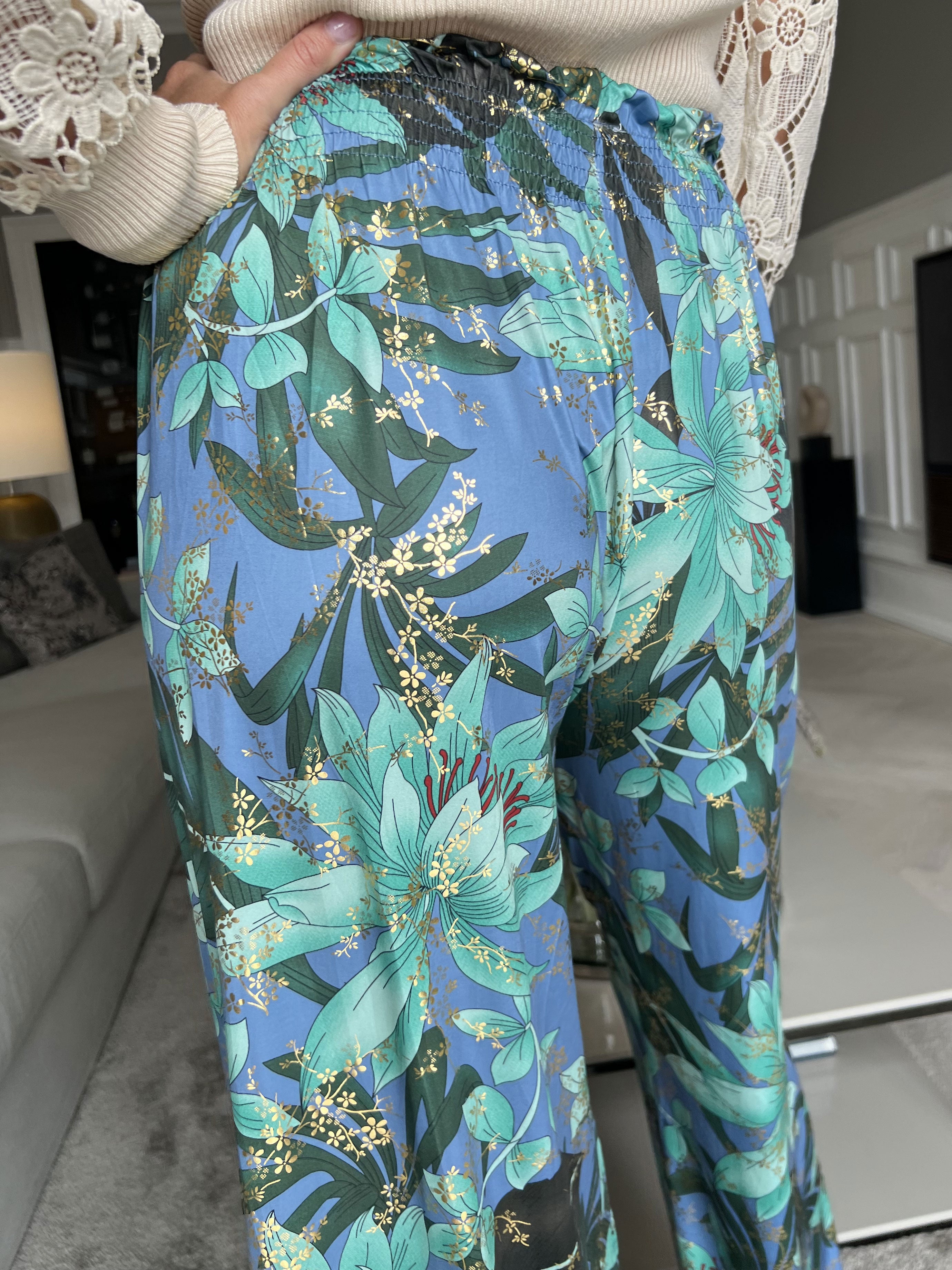 Pams Pants - Lösa mönstrade byxor i elastiskt tyg